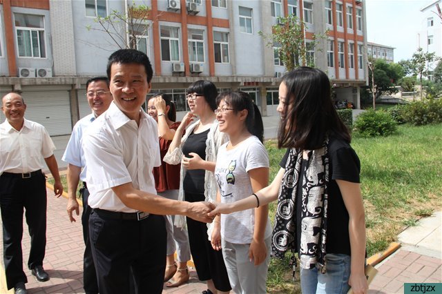 高新區(qū)領導教師節(jié)走訪淄博市特殊教育中心慰問教師