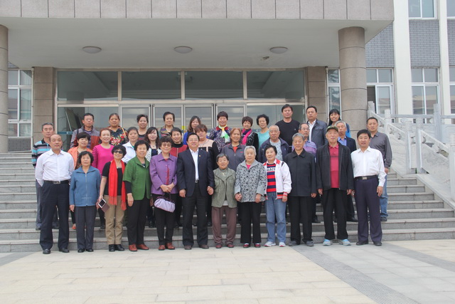 我校召開退休人員座談會(huì)