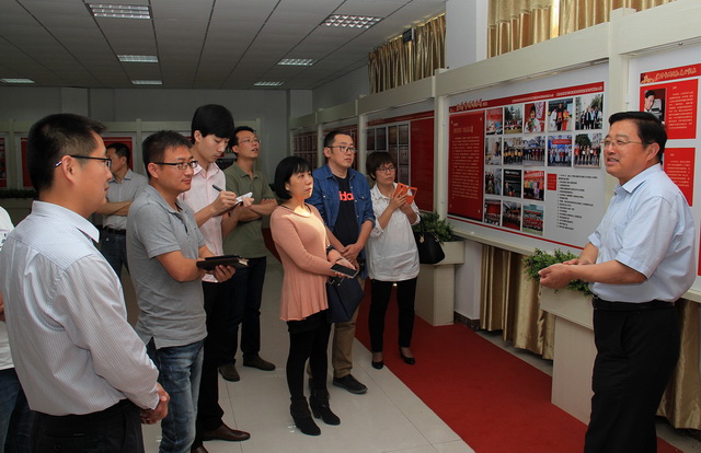 賈益芹先進事跡新聞發(fā)布會在我校舉行