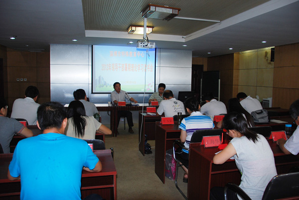 市特教中心召開2012年領(lǐng)導(dǎo)干部暑期理論學(xué)習(xí)讀書會