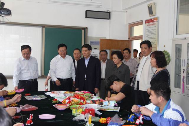 省人大、省殘聯(lián)有關(guān)領(lǐng)導到學校調(diào)研工作