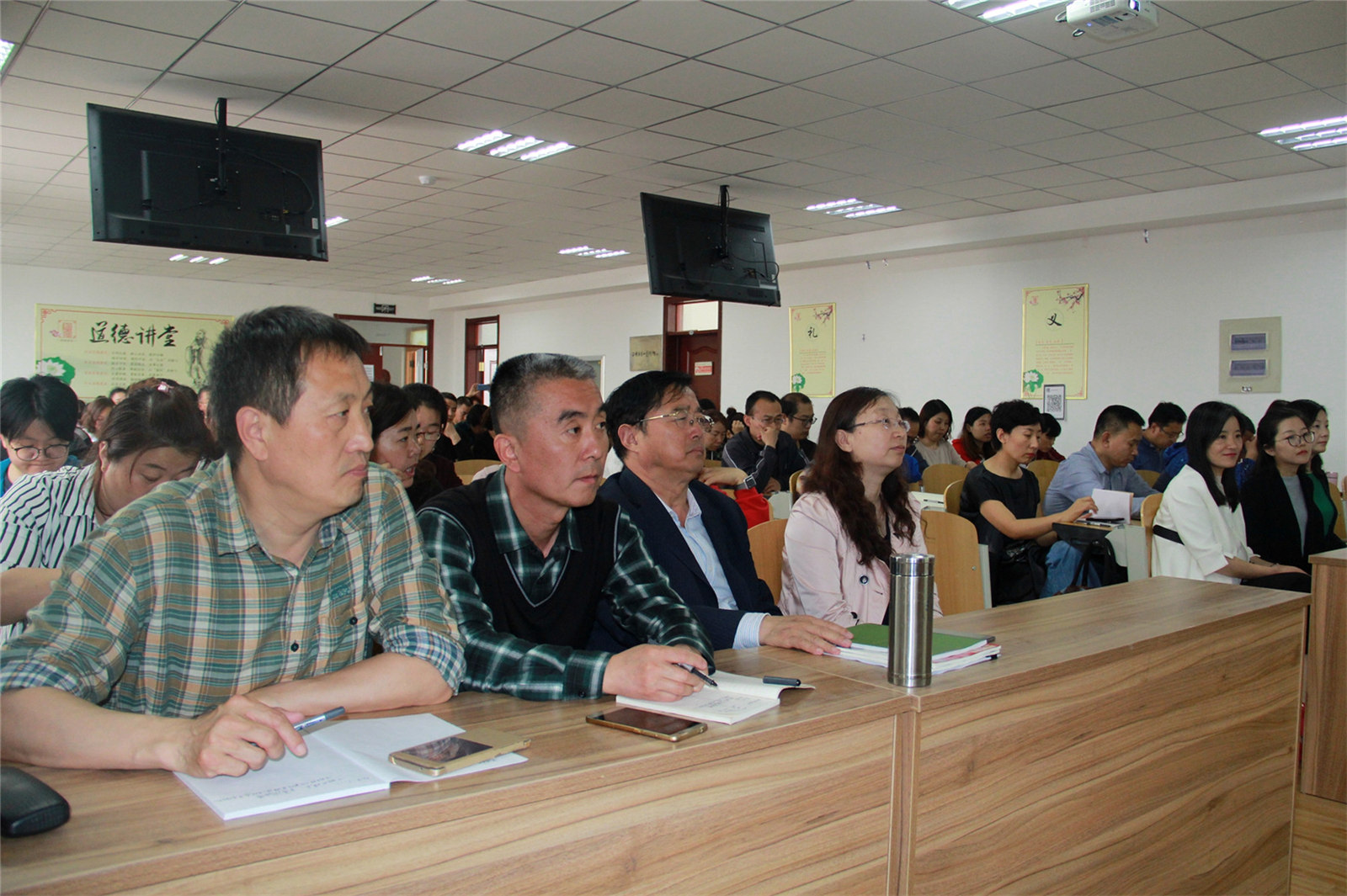 市圖書館數(shù)字資源推廣活動走進(jìn)我校