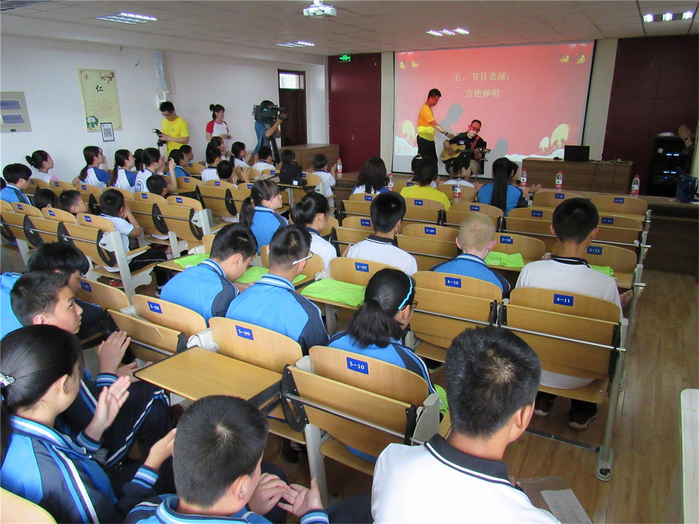 愛(ài)心捐贈(zèng) 　情暖校園