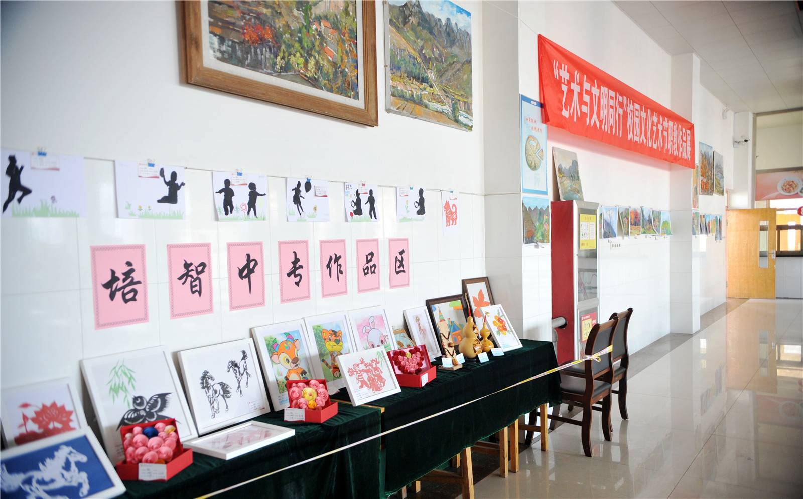 市特教中心組織“為祖國(guó)點(diǎn)贊”作品展