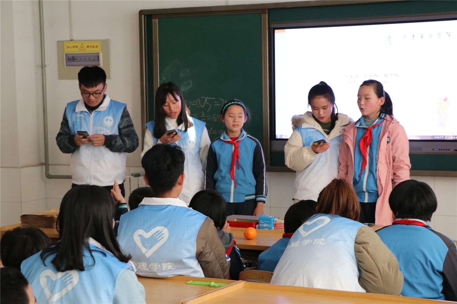 心手同牽，快樂同行