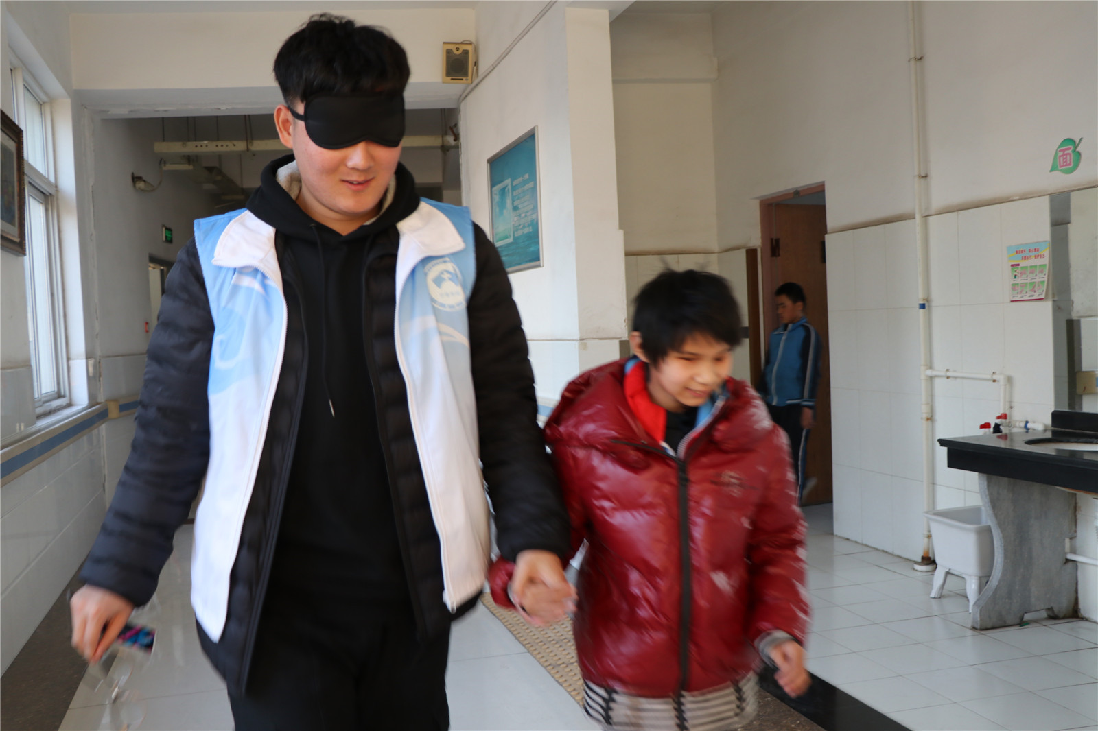 心手同牽，快樂同行