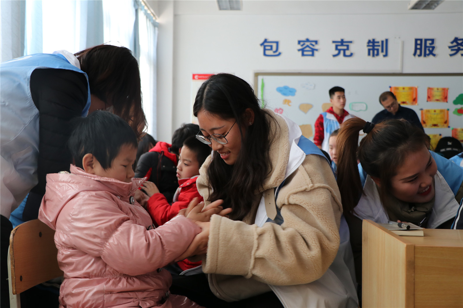 心手同牽，快樂同行