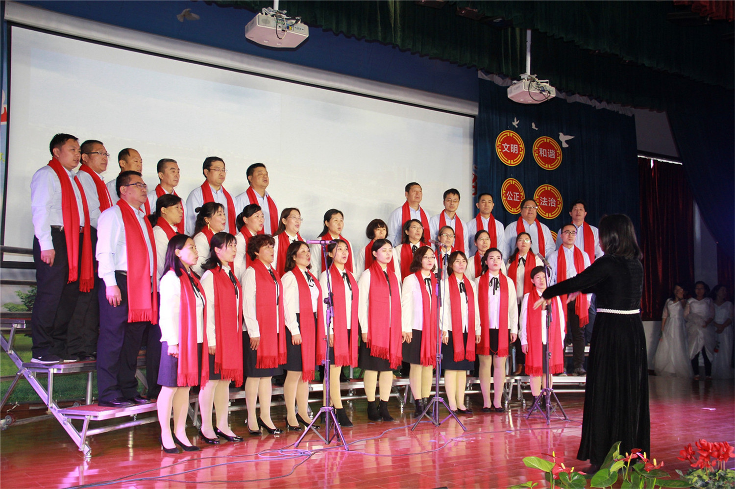 紅歌唱響愛祖國(guó) 滿腔熱血獻(xiàn)特教