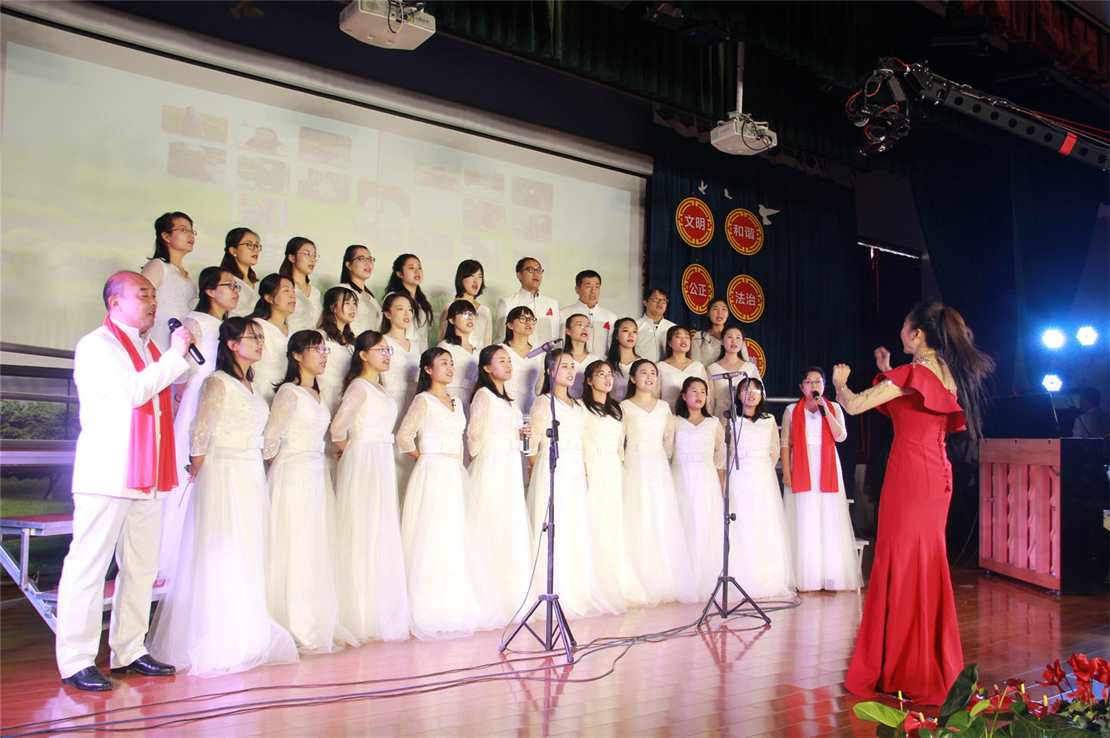 紅歌唱響愛祖國(guó) 滿腔熱血獻(xiàn)特教