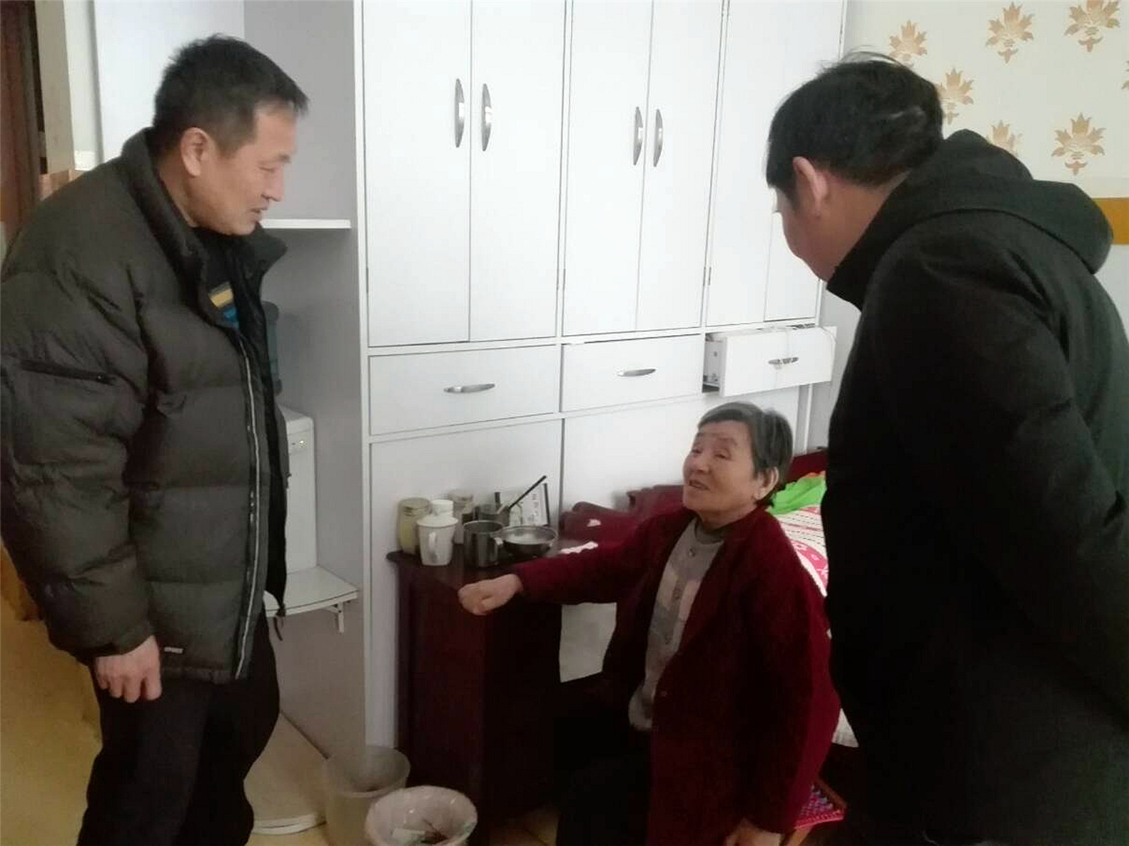 校領(lǐng)導(dǎo)春節(jié)前夕走訪慰問(wèn)退休教職工