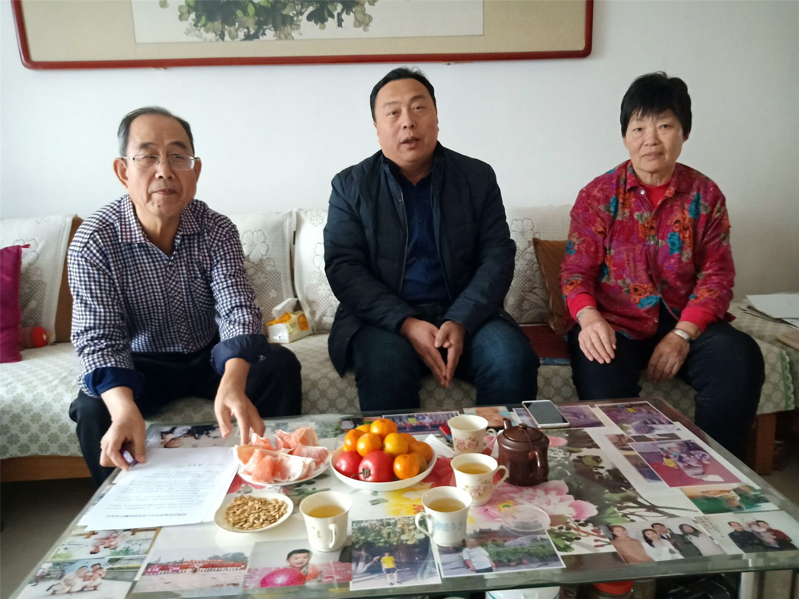 校領(lǐng)導(dǎo)春節(jié)前夕走訪慰問(wèn)退休教職工