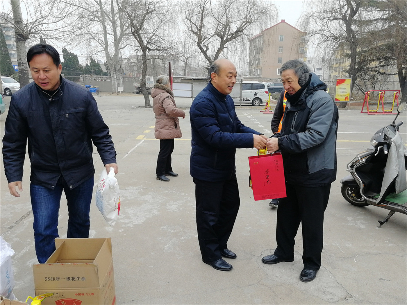 校領(lǐng)導(dǎo)春節(jié)前夕走訪慰問(wèn)退休教職工