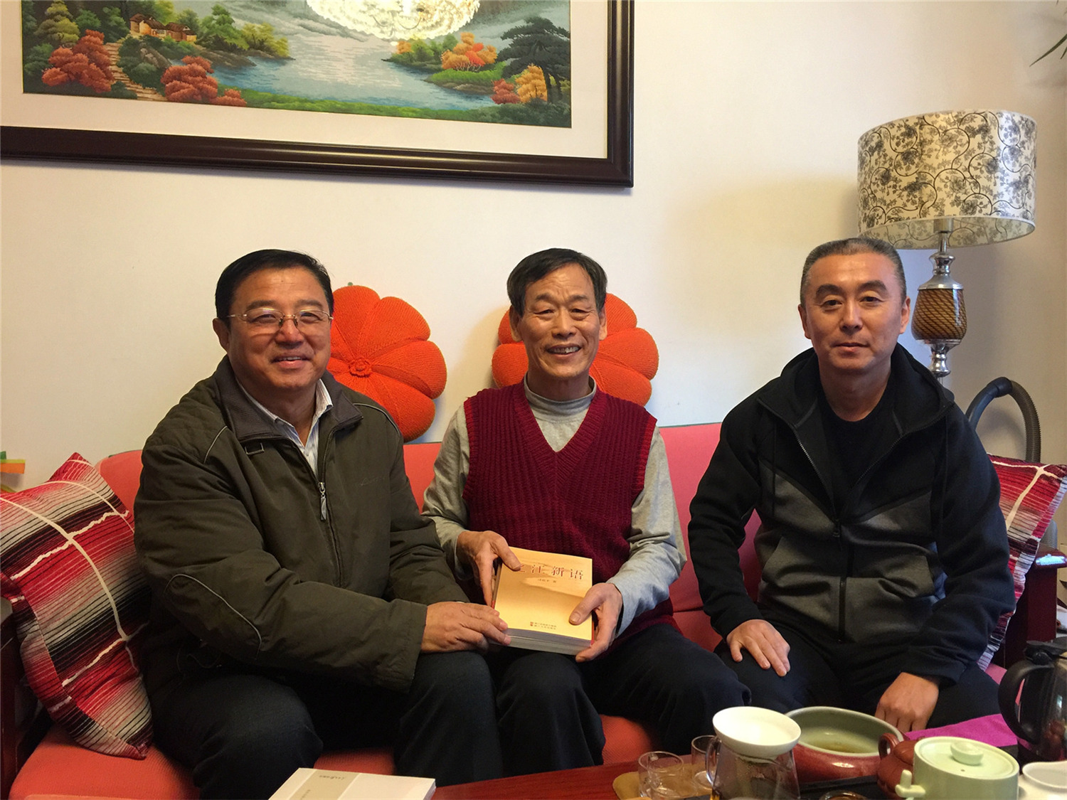 校領(lǐng)導(dǎo)春節(jié)前夕走訪慰問(wèn)退休教職工