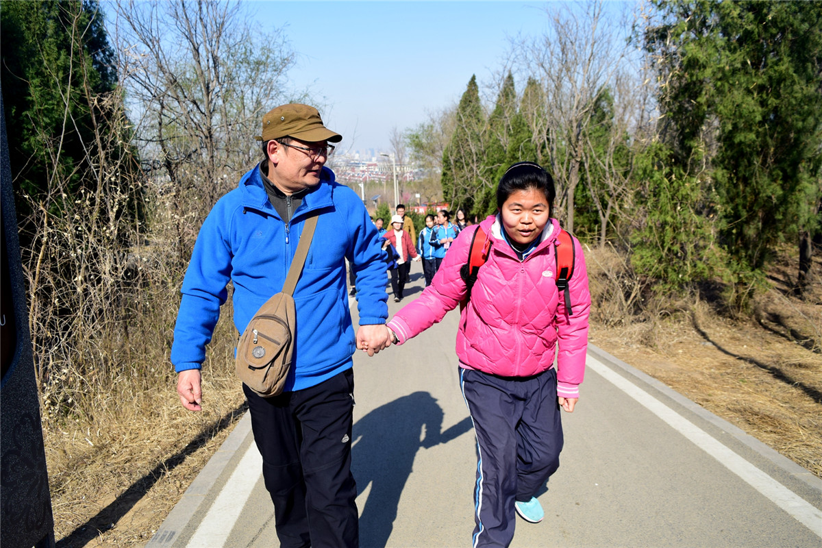 市特教中心開展“健步春天 文明花山”實(shí)踐活動(dòng)