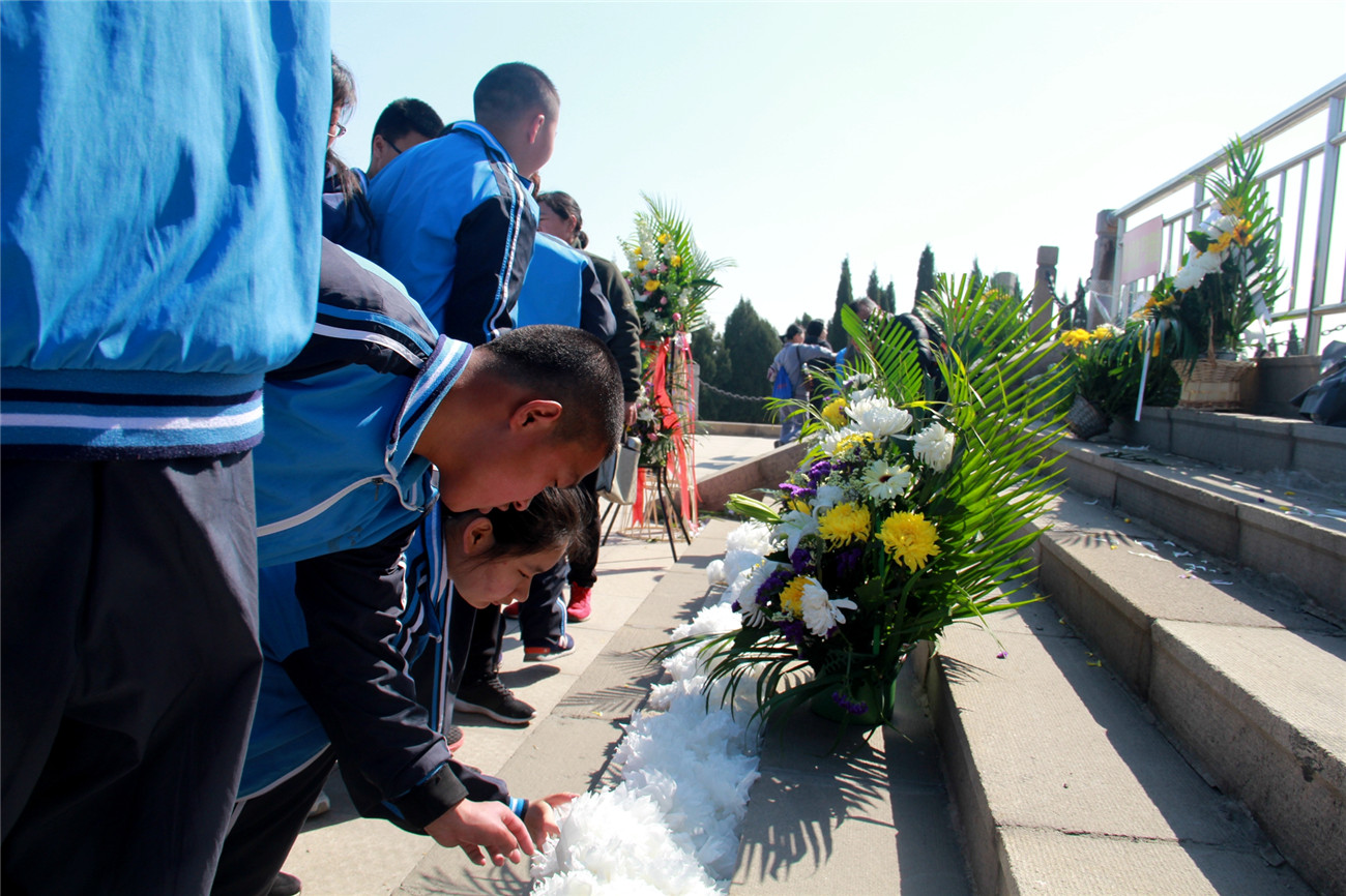 緬懷革命先烈，弘揚(yáng)愛國主義精神