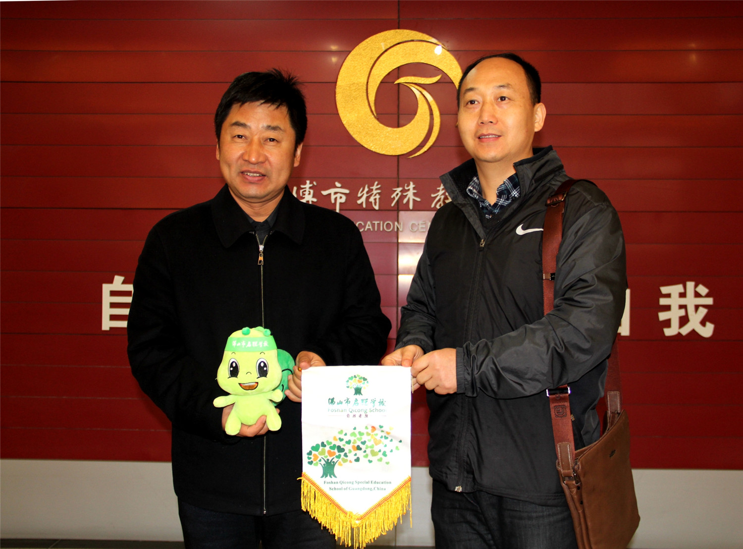 廣東佛山啟聰學(xué)?？疾靾F(tuán)來(lái)校參觀調(diào)研