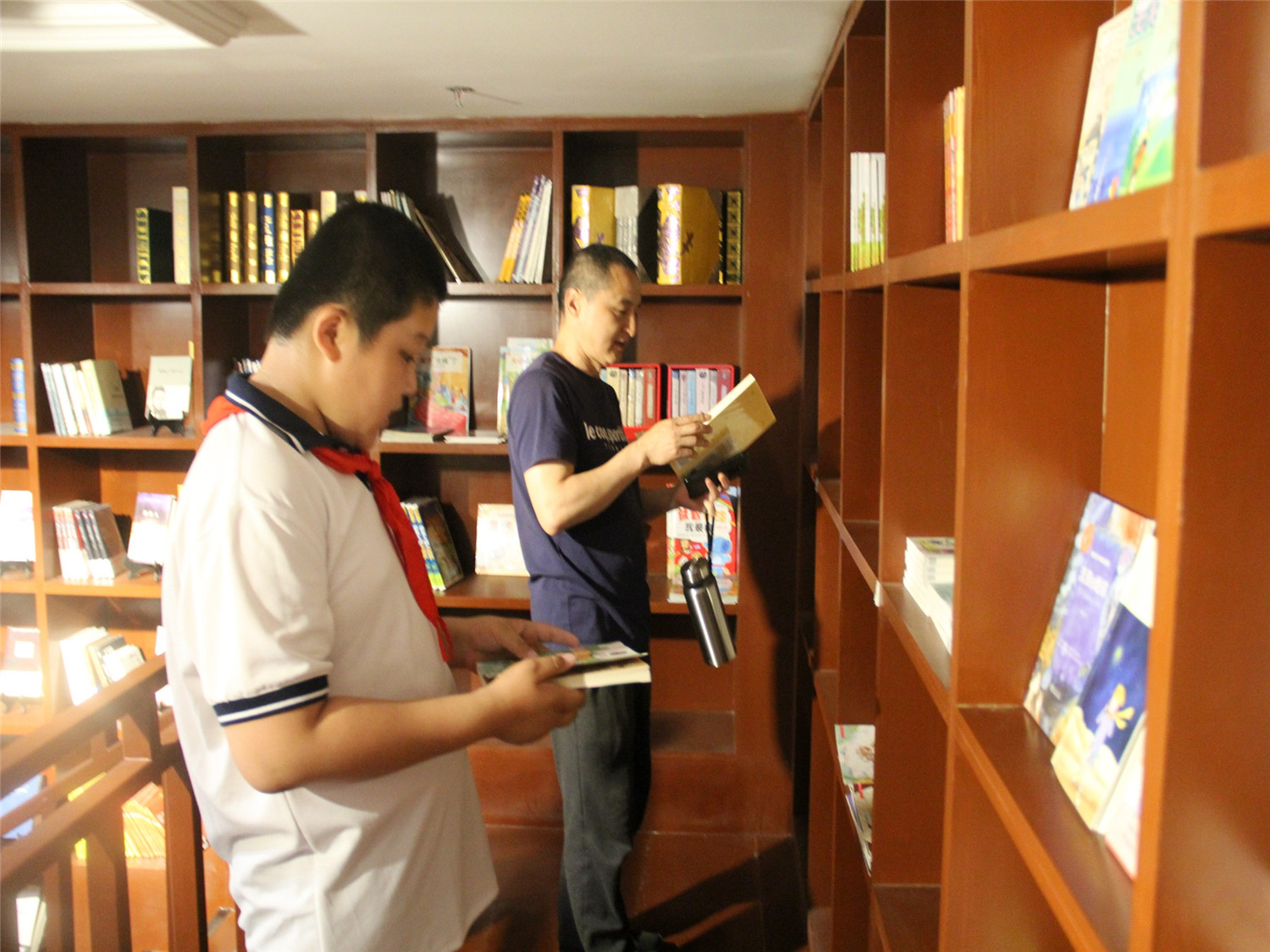 用書籍開啟智慧 讓閱讀浸潤(rùn)人生