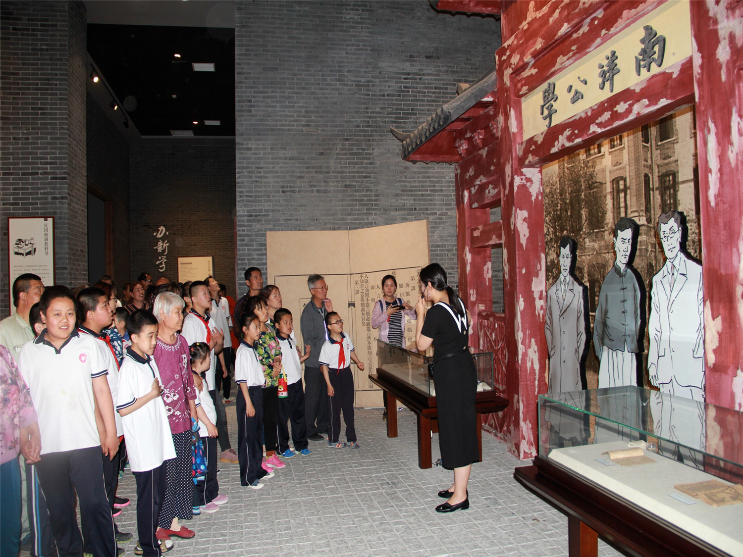 用書籍開啟智慧 讓閱讀浸潤(rùn)人生