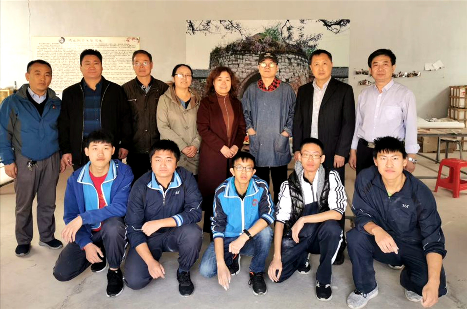 市特教中心學(xué)生參與學(xué)校大型陶瓷壁畫(huà)創(chuàng)作