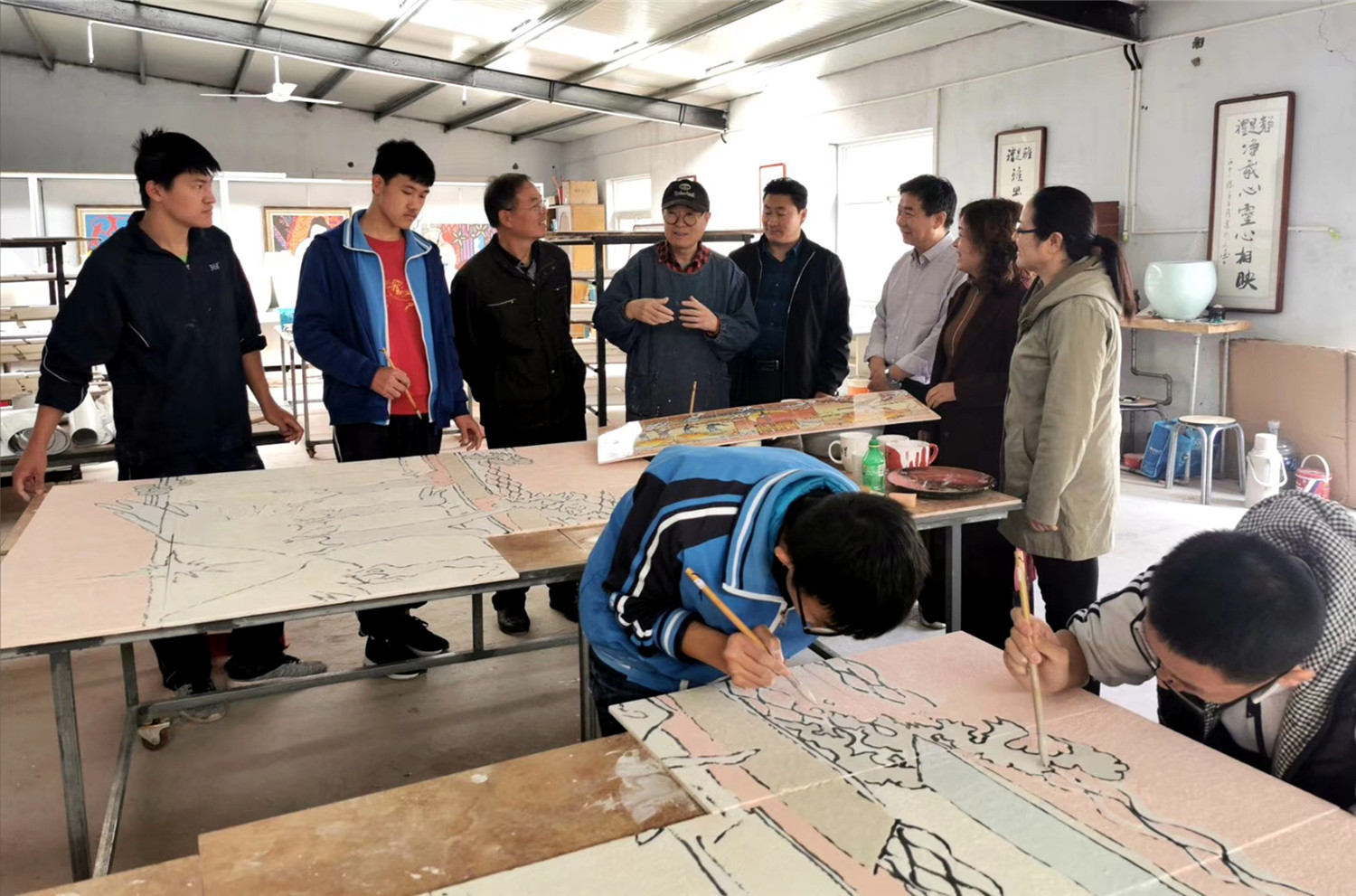 市特教中心學(xué)生參與學(xué)校大型陶瓷壁畫(huà)創(chuàng)作