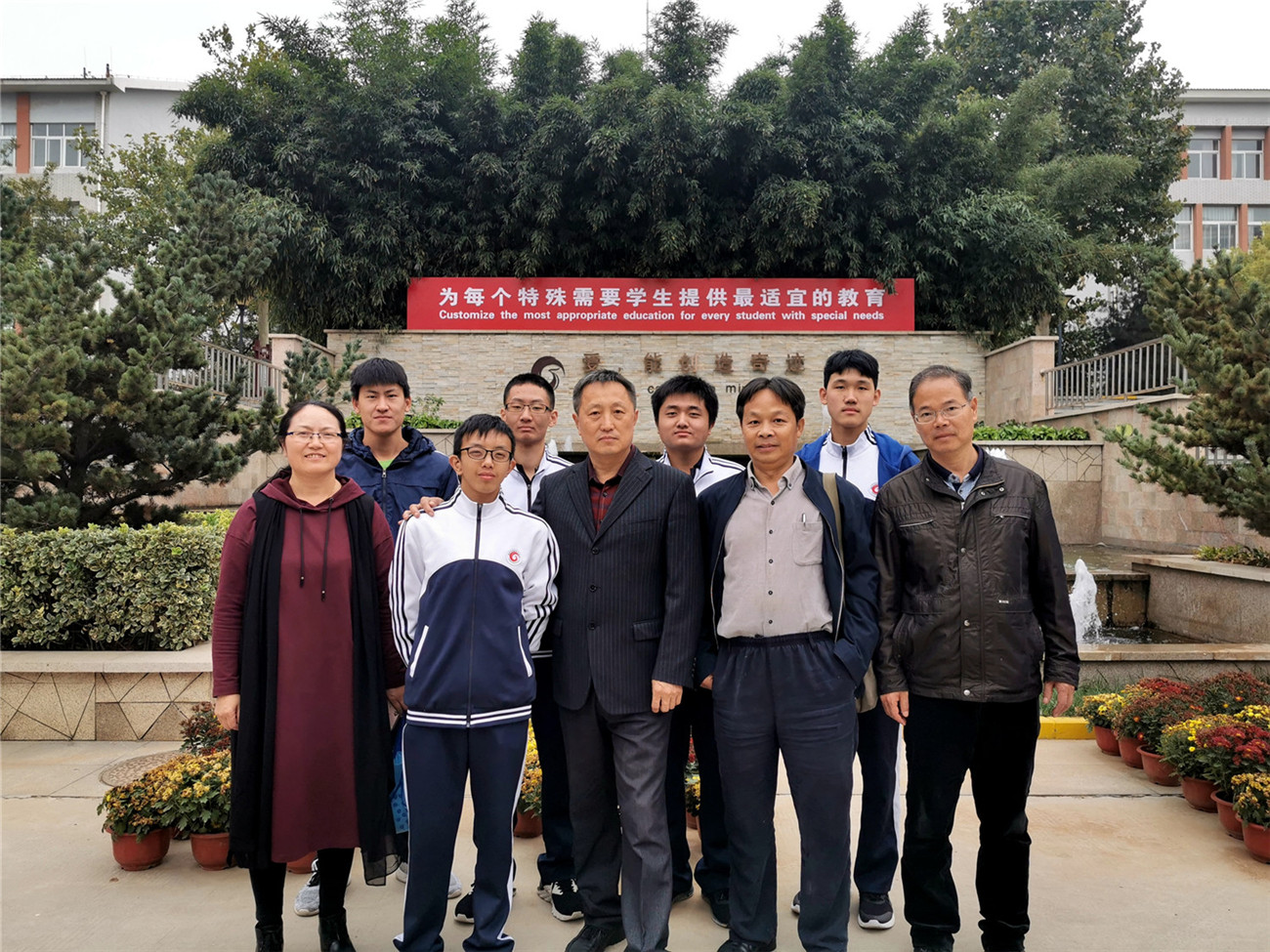 市特教中心學(xué)生參與學(xué)校大型陶瓷壁畫(huà)創(chuàng)作