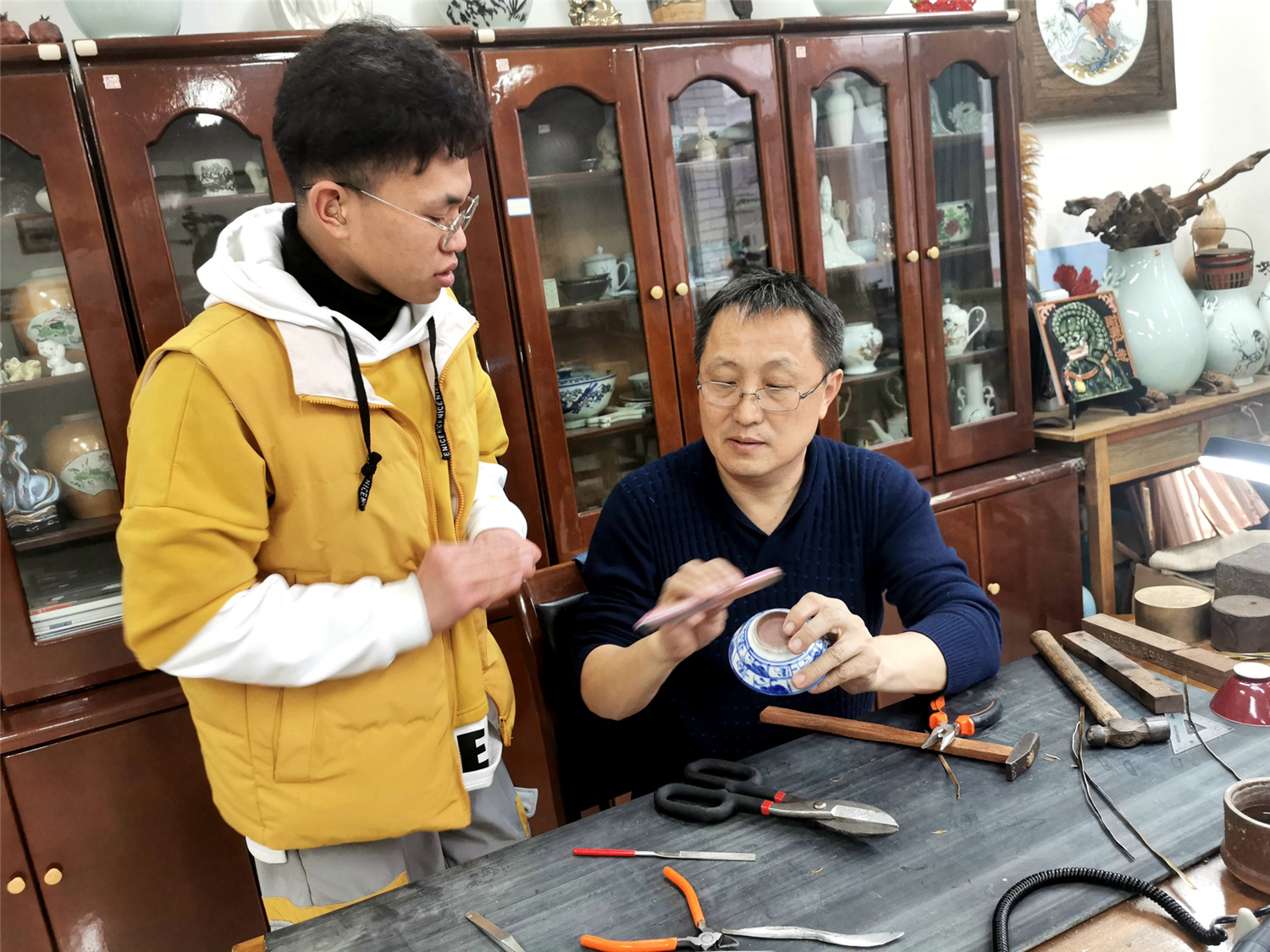 優(yōu)秀學(xué)子回校看望恩師