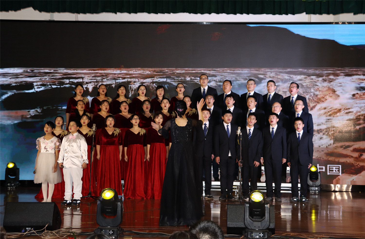 展自信風(fēng)采 祝祖國繁榮富強(qiáng)