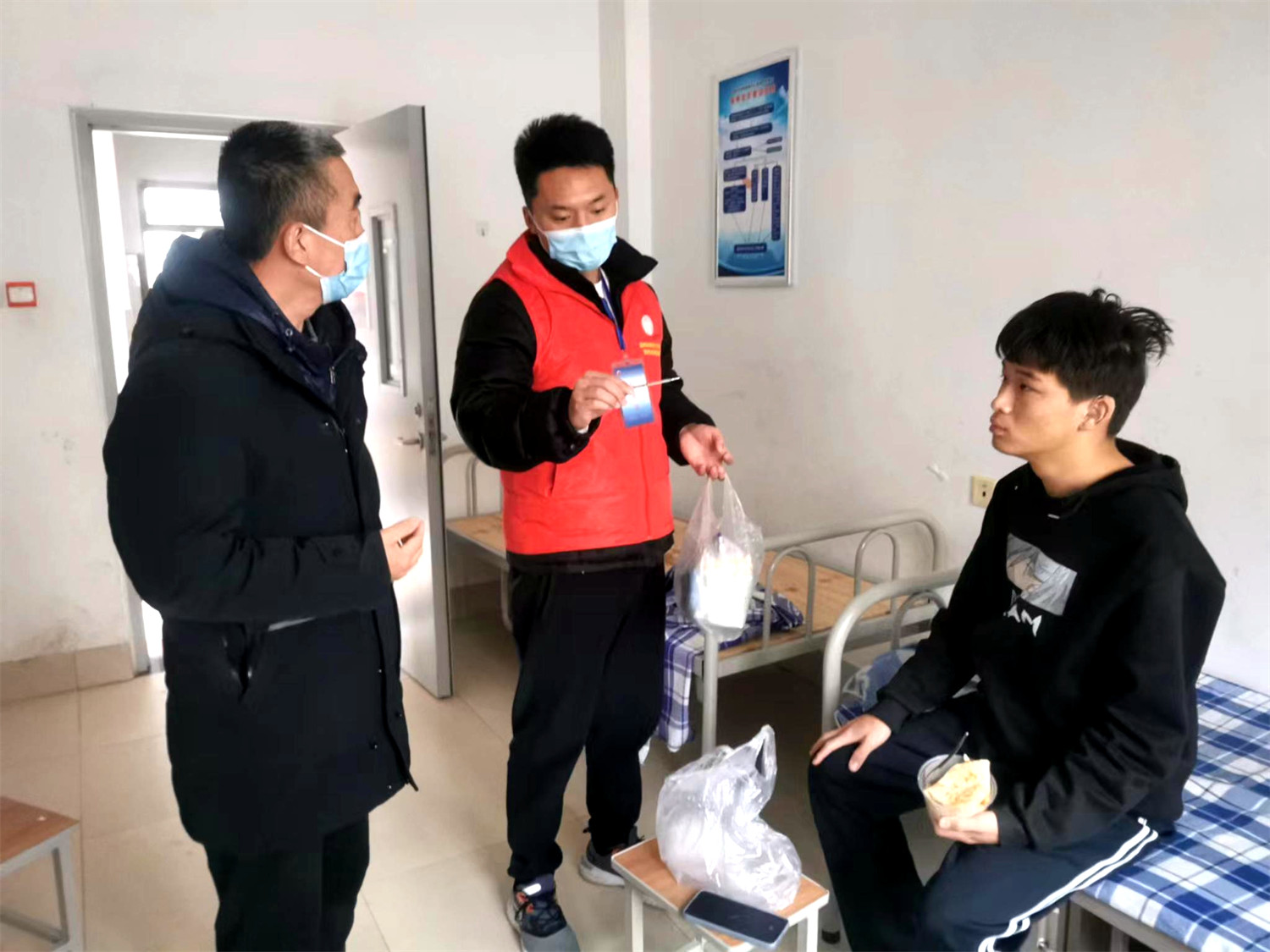 講臺(tái)育桃李 社區(qū)助抗疫