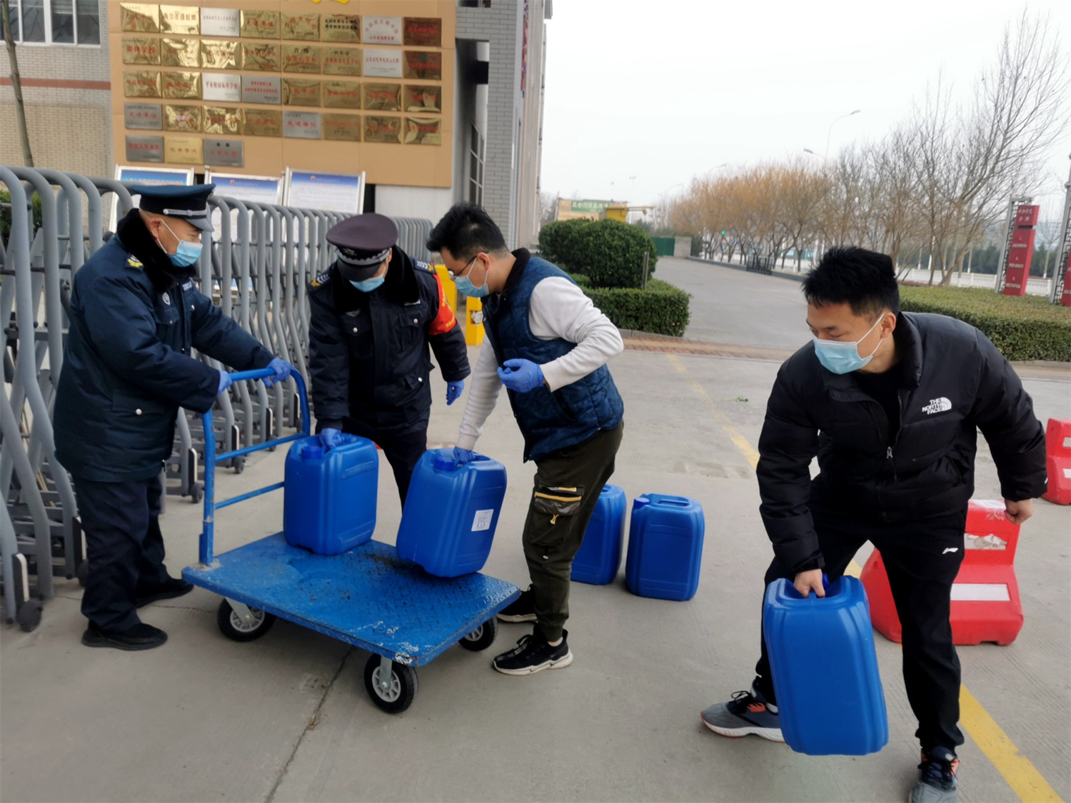 講臺(tái)育桃李 社區(qū)助抗疫