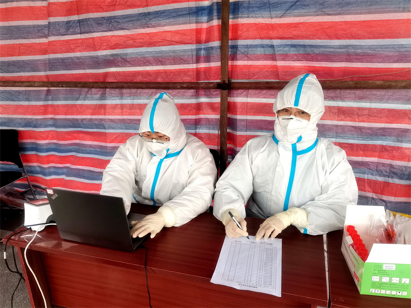 講臺(tái)育桃李 社區(qū)助抗疫