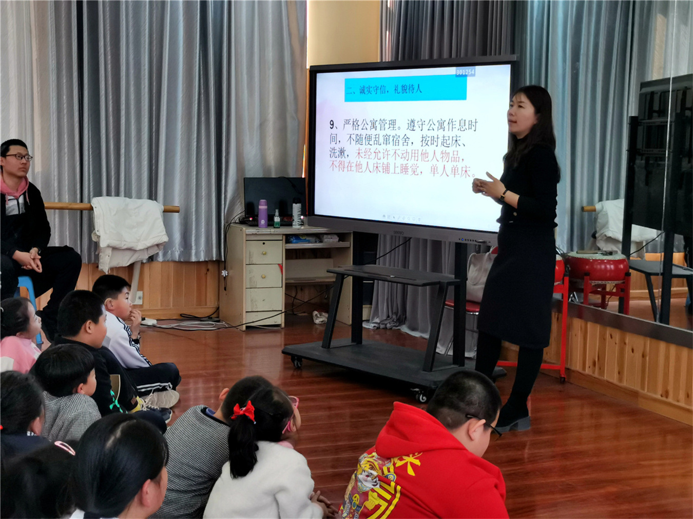 流動(dòng)紅旗飄起來　創(chuàng)先爭優(yōu)向未來