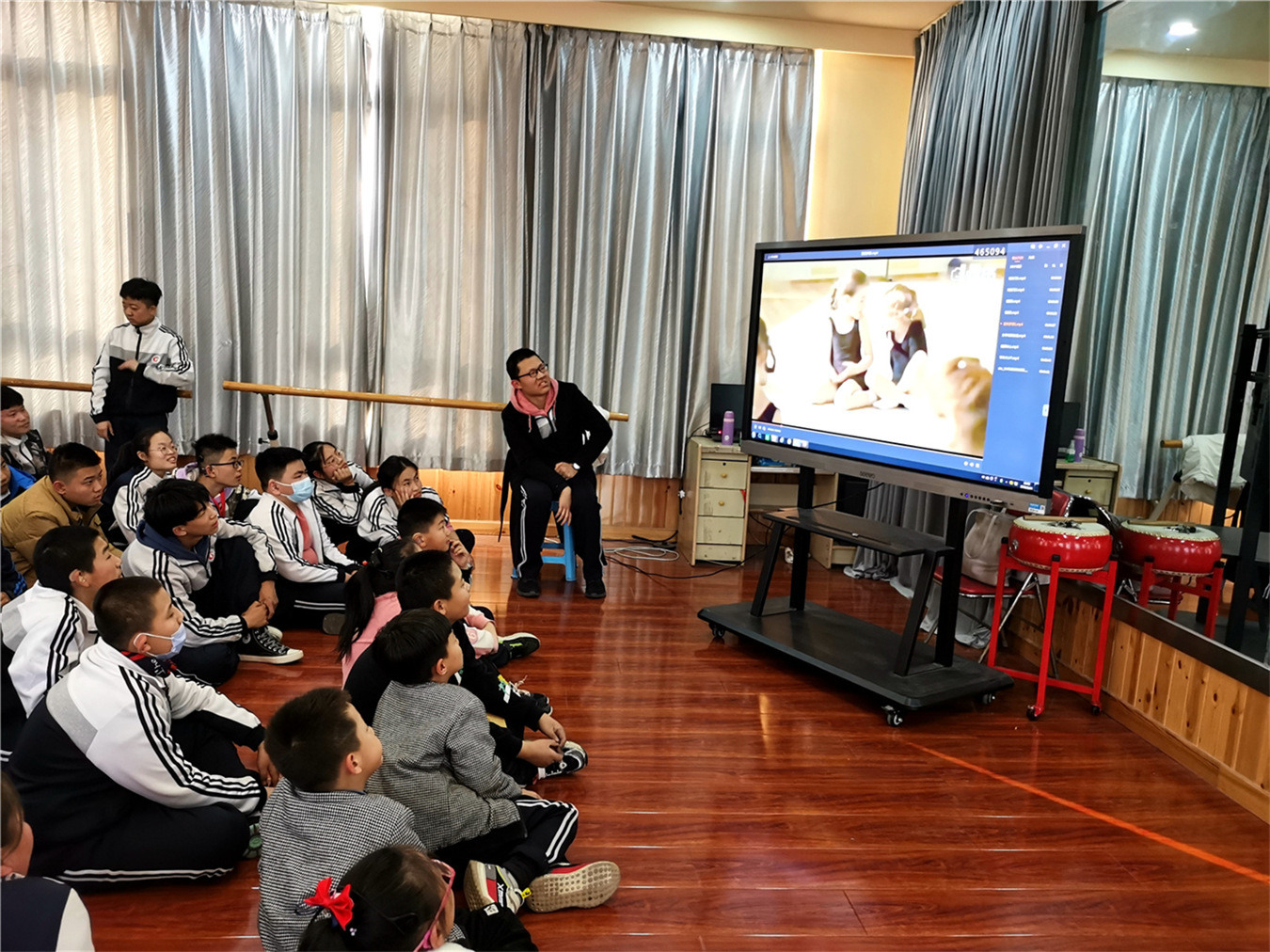 流動(dòng)紅旗飄起來　創(chuàng)先爭優(yōu)向未來