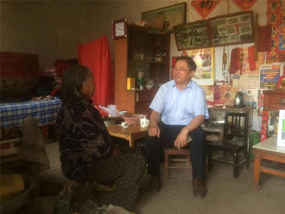 學校領(lǐng)導班子成員到幫扶貧困戶開展走訪慰問活動