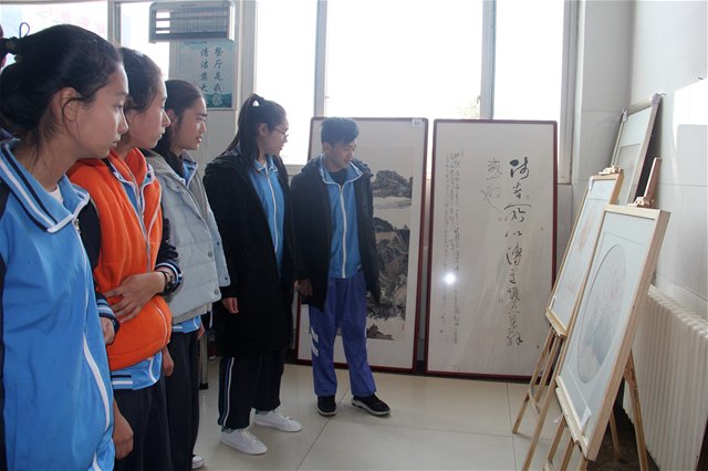 “樹師德、正師風(fēng)”美術(shù)書法作品在我校巡展