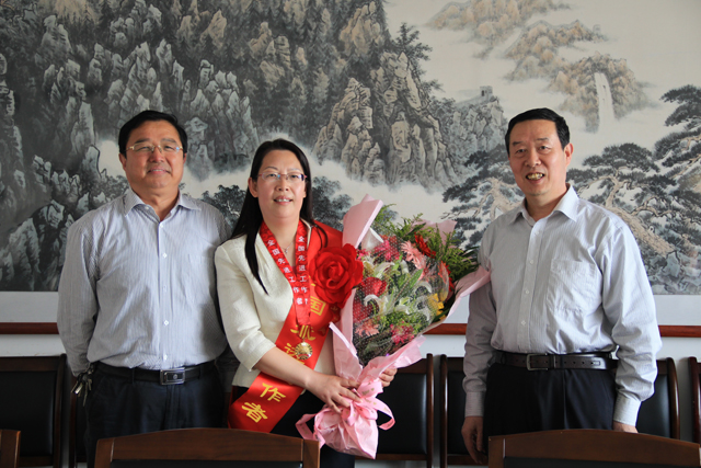 市教育局歡迎全國(guó)先進(jìn)工作者賈益芹載譽(yù)歸來(lái)