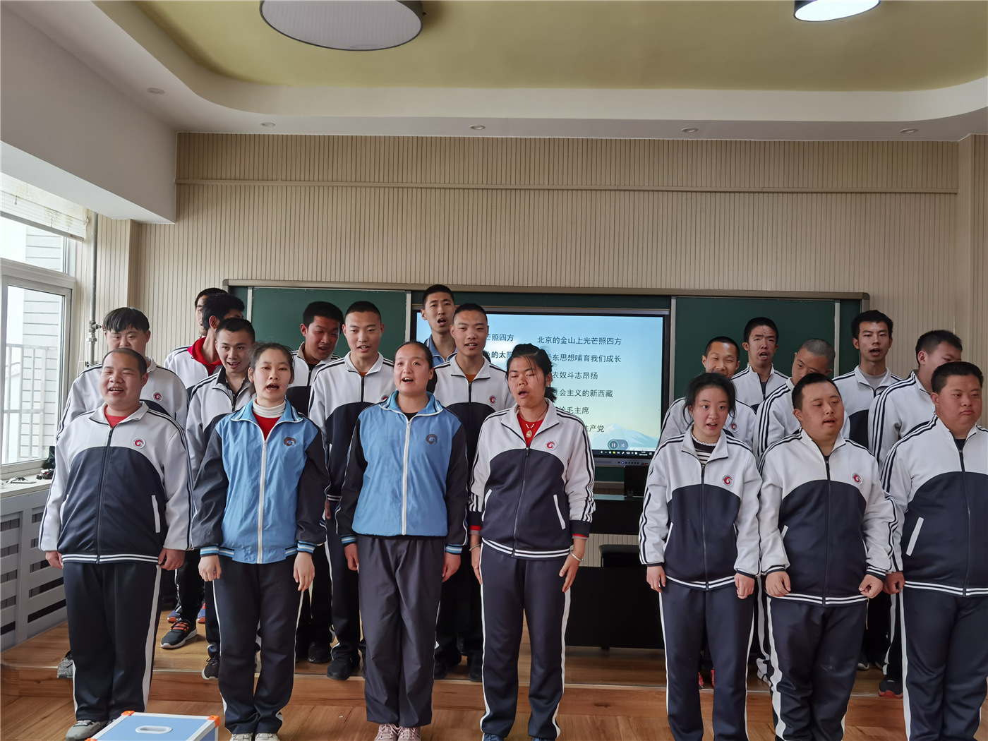 市特教中心組織開展“學(xué)黨史，感黨恩，永遠(yuǎn)跟黨走”主題教育活動(dòng)