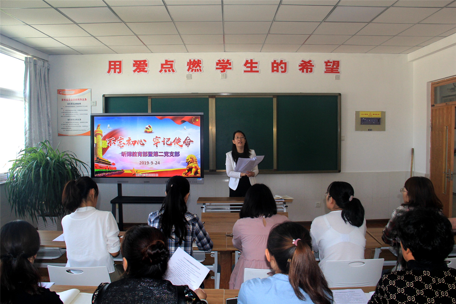 紅旗飄飄，手語(yǔ)“唱”中華