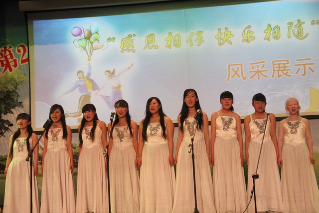 我校舉行“母親節(jié)”慶?；顒?dòng)