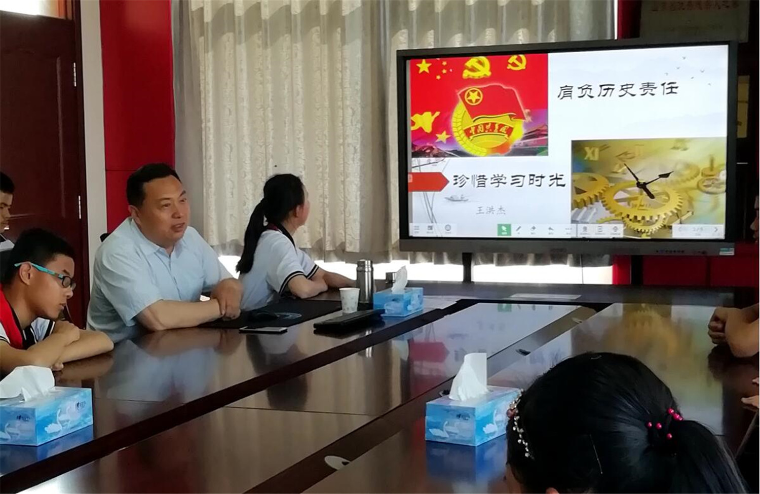 上好思政課，為學(xué)生扣好人生第一粒扣子