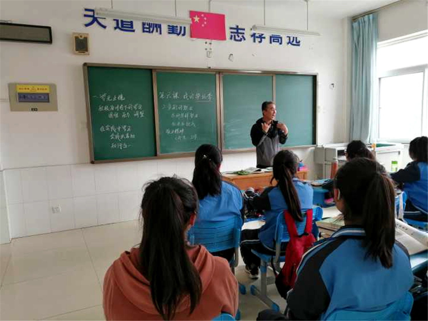 上好思政課，為學(xué)生扣好人生第一?？圩?></p><p style=
