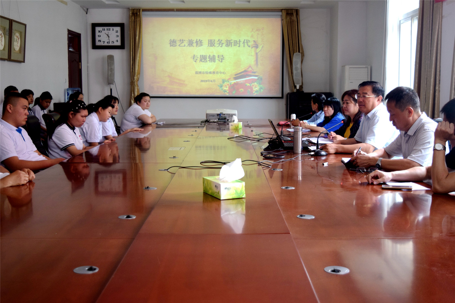上好思政課，為學(xué)生扣好人生第一?？圩?></p><br />　　帶著感情、帶著信仰、創(chuàng)新形式、理直氣壯地上好思想政治課，是今年3月18日，習(xí)近平總書記在全國學(xué)校思想政治理論課教師座談會(huì)上講話時(shí)對(duì)教育工作提出的一項(xiàng)重要任務(wù)，在全國教育界引起了強(qiáng)烈反響，各級(jí)教育主管部門和學(xué)校紛紛表態(tài)要把這項(xiàng)任務(wù)作為當(dāng)前的一項(xiàng)重要工作，抓好抓實(shí)。<br />　　[align=left]</div>為認(rèn)真貫徹落實(shí)習(xí)近平總書記的講話精神，積極落實(shí)立德樹人根本任務(wù)，淄博市特殊教育中心校級(jí)干部在認(rèn)真學(xué)習(xí)、積極思考的同時(shí)，倍感責(zé)任重大，使命光榮。學(xué)校黨總支根據(jù)上級(jí)有關(guān)要求和特教學(xué)生的實(shí)際情況，制定了校級(jí)干部思想政治課授課安排，要求校長書記帶頭講，校級(jí)干部全覆蓋，利用三個(gè)月的時(shí)間，為學(xué)生分別上一堂思想政治課，并以此帶動(dòng)全校思想政治課高標(biāo)準(zhǔn)、高質(zhì)量的廣泛開展。<p style=