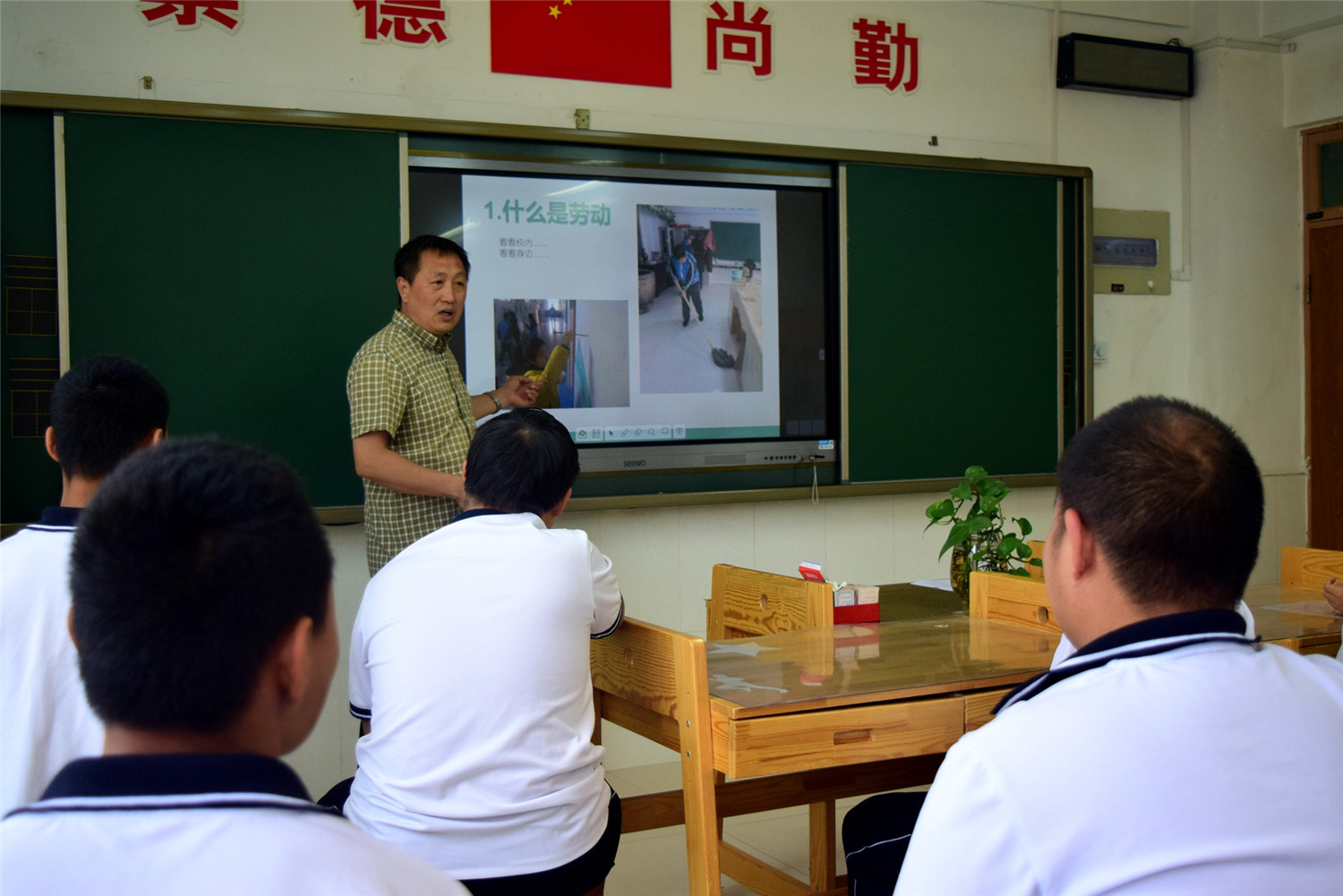 上好思政課，為學(xué)生扣好人生第一?？圩?></p>
									</p>
			</div>

			<!-- 翻頁 -->
			<div   id=