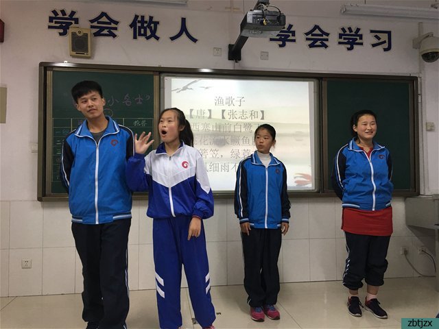 我校開展“晨誦暮寫，做國學(xué)小名士”活動