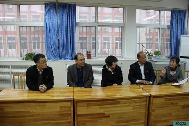 高新區(qū)教育中心領導到?？赐繂柵嘀菐熒?></p><br />　　3月30日下午，在第10個世界自閉癥日到來之際，高新區(qū)教育中心領導一行3人來到淄博市特殊教育中心看望慰問特教中心培智師生，并與教師親切座談，給師生們帶去了高新區(qū)黨工委、管委會的關懷和溫暖。<br />　　會上，高新區(qū)教育中心領導首先詳細了解了培智辦學情況、學生學習情況，并認真觀看了學生“藍色畫展”紀錄片。在聽取了教師隊伍的工作感悟和意見后，高新區(qū)教育中心領導表示，特殊教育是陽光下最溫暖的事業(yè)，感謝老師為學生所作出的奉獻；希望教師隊伍能發(fā)揮自身優(yōu)勢，有效利用教育資源，做好特殊兒童教育康復工作，進一步將特殊教育辦好、辦優(yōu)。<br />　　淄博市特殊教育中心培智教育自2015年開展以來，先后開辦了5個班級，為高新區(qū)30余名殘障兒童提供了優(yōu)質教育服務，為高新區(qū)特殊教育事業(yè)的發(fā)展做出了突出貢獻。<br />
									</p>
			</div>

			<!-- 翻頁 -->
			<div   id=