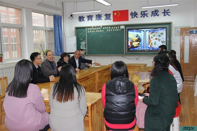 高新區(qū)教育中心領導到?？赐繂柵嘀菐熒?></p><p style=