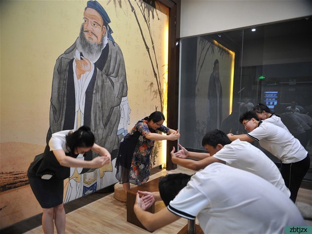 汲取傳統(tǒng)文化營(yíng)養(yǎng) 學(xué)習(xí)待人接物禮儀