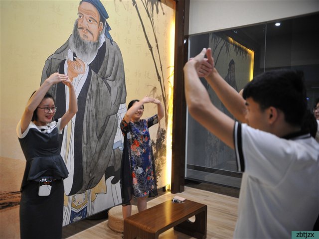 汲取傳統(tǒng)文化營(yíng)養(yǎng) 學(xué)習(xí)待人接物禮儀