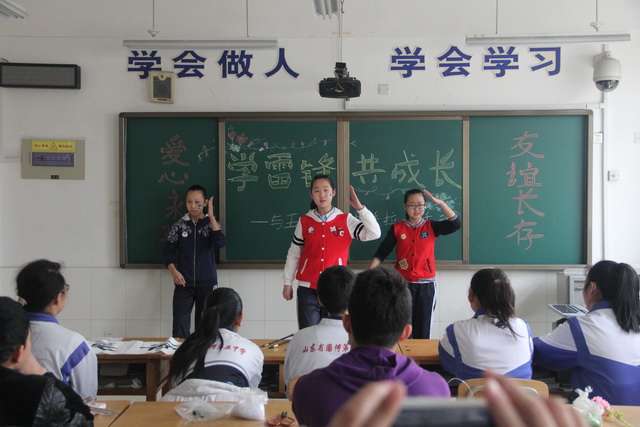 我校與五中學(xué)生開展“學(xué)雷鋒共成長”手拉手活動(dòng)共享文明成果