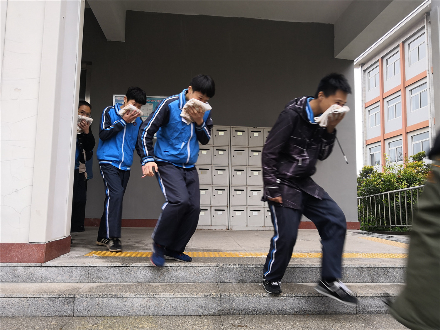 安全校長(zhǎng)到市特教中心講授安全課 指導(dǎo)疏散演習(xí)